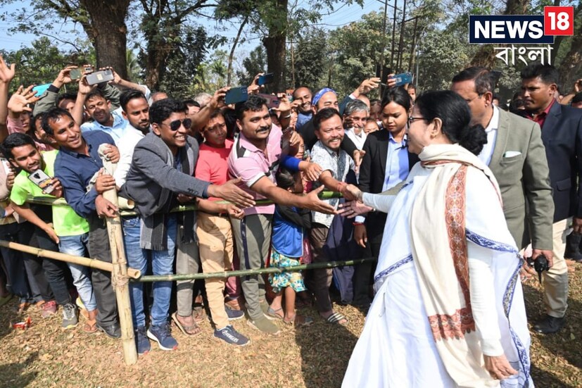 এরপরেই সে রাজ্যের বিজেপি সমর্থিত এনপিপি সরকারকে নিশানা করতে শুরু করেন মমতা। বলেন, &quot;গত ৫ বছরে এখানে সরকার কী করেছে? আপনাদের রিপোর্ট কার্ড কোথায়? টেলিপ্রম্পটার রেডি রাখে, আর সেখান থেকে দেখে স্পিচ পড়ে৷ আর মেঘালয়ের মানুষ আমার হৃদয়ে আছে।&quot;