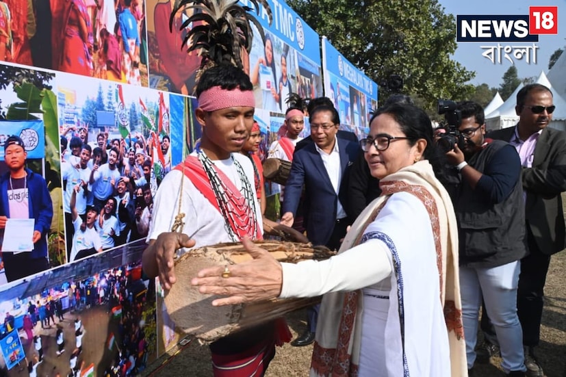 মমতা বলেন, &quot;এখানে গুয়াহাটি থেকে ডিফ্যাক্টো চিফ মিনিস্টার আছে। প্রক্সি সরকার চলছে৷ এখানে অধিকাংশ জায়গায় বিদ্যুৎ নেই৷ আমরা আপনাদের ভালো সরকার উপহার দেব। আমরা এখানে লক্ষ্মীর ভাণ্ডার দেব।&quot;