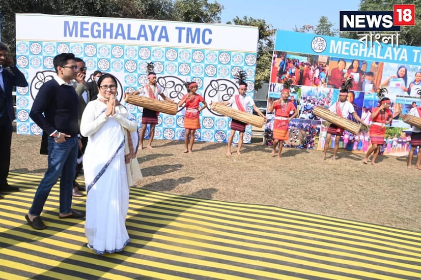 বাংলার মুখ্যমন্ত্রী এদিন বলেন, &quot;আমি বাম শাসন থেকে আমার লড়াই শুরু করেছি৷ কংগ্রেস সাহায্য করেনি। আমি একাধিকবার শারীরিক ভাবে আক্রান্ত হয়েছি। যদিও আমি মাথা নীচু করিনি৷ রাজনীতি আমার পেশা নয়, রাজনীতি হল আমার প্যাশন। আমরা কৃষকদের সাহায্য করি৷ আমরা সব মানুষকে রেশন দিই৷ আমরা বিনামুল্যে চিকিৎসা দিই৷ স্টুডেন্ট ক্রেডিট কার্ড অবধি আমরা দিই। আমি গৌহাটি থেকে আসিনি৷ আমি এসেছি আলিপুরদুয়ার থেকে৷ হেলিকপ্টারে ৪৫ মিনিট লেগেছে। আসলে বাংলা হল গেটওয়ে।&quot; 