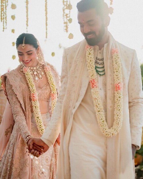 আথিয়া শেট্টির বিয়ের পর ভাই আহান শেট্টিকে দেখা যায় সংবাদমাধ্যমের কর্মীদের হাতে মিষ্টি তুলে দিতে।