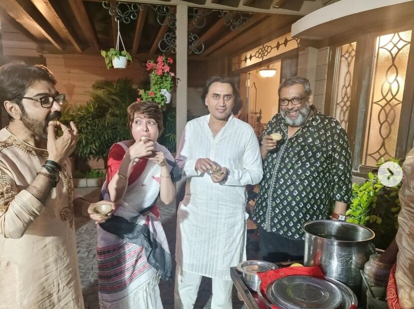 প্রসেনজিৎকে ফুচকা খেতে দেখে চোখ কপালে নেটিজেনদের। এক ব্যক্তি লিখেছেন, ‘প্রসেনজিৎ চট্টোপাধ্যায় ফুচকাও খান’। অন্য এক নেটিজেন লেখেন, ‘বুম্বা দা.. বাঙালি যুবকদের ঈর্ষা.. ৬০ এও চির তরুণ.. আপনি সত্যিই ফুচকা খেয়েছেন কিনা জানিনা তবে খেলে আমরা বেজায় খুশি’। সবমিলিয়ে ঝড়ের গতিতে ছড়িয়ে পড়েছে বাংলার সুপারস্টারের ফুচকা খাওয়ার মজাদার ছবি।
