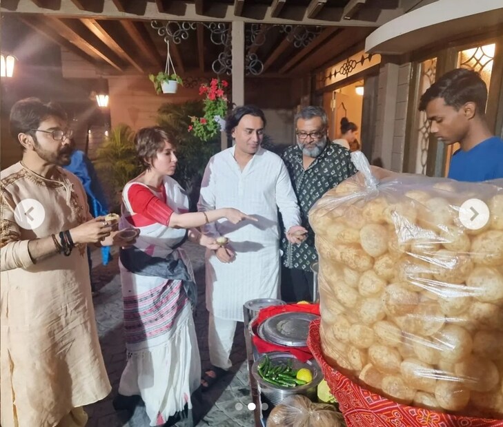 ছবিতে খোশমেজাজে ধরা পড়েছেন অর্পিতা চট্টোপাধ্যায়ও। ইশারায় ফুচকার ফরমায়েশ করতেও দেখা গেল তাঁকে। ঠিক তখনই মুখে জাম্বো সাইজের একটি ফুচকা ঢুকিয়ে নিলেন প্রসেনজিৎ। ছবির মতোই পাশে হাসিমুখে সঙ্গ দিতে দেখা গেল কৌশিক ও নিসপালকে।