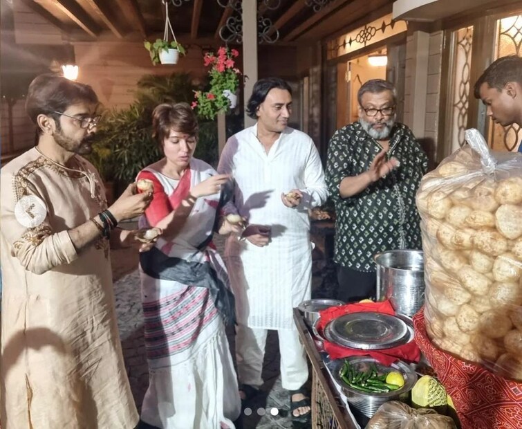 বিভিন্ন সাক্ষাৎকারে বারবারই বলেছেন, এই ডায়েটের কোন সত্যতা নেই। এবার পাওয়া গেল প্রমাণও। ছবিতে দেখা গেল কৌশিক গঙ্গোপাধ্যায়, নিসপাল রানের সঙ্গে আড্ডার পর দিব্যি জমিয়ে ফুচকা খাচ্ছেন প্রসেনজিৎ। সঙ্গে আছেন করেছেন স্ত্রী অর্পিতা চট্টোপাধ্যায়ও।
