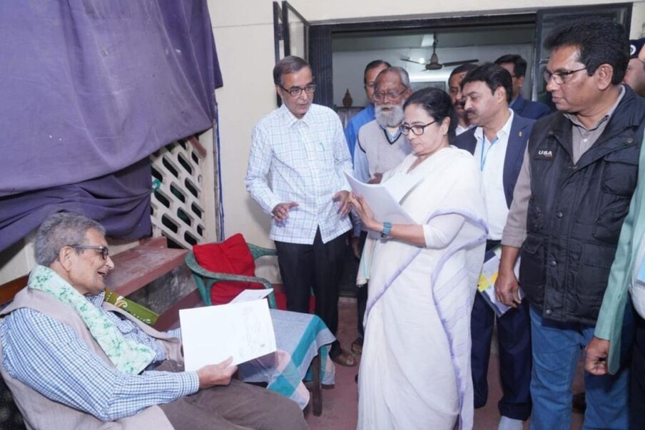  নোবেলজয়ী অমর্ত্য সেনের পাশে মুখ্যমন্ত্রী মমতা বন্দ্যোপাধ্যায়। সোমবার শান্তিনিকেতনে অমর্ত্য সেনের বাড়ি ‘প্রতীচী’তে যান মমতা। অমর্ত্যর সঙ্গে কথা বলেই সাংবাদিক বৈঠকে মমতা বলেন, ‘‘অমর্ত্য সেনকে বিজেপি যেন অপমানের চেষ্টা না করে। আমি ছোট্ট একটা ছক্কা মেরে গেলাম।’’