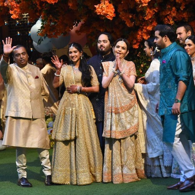 জমকালো অনুষ্ঠানের মধ্যে দিয়ে এদিন বাগদান সম্পন্ন হল রিলায়েন্স ইন্ডাস্ট্রিজের চেয়ারম্যান মুকেশ এবং নীতা আম্বানির ছোট ছেলে অনন্ত আম্বানি আর এনকোর হেলথকেয়ার-এর সিইও বীরেন মার্চেন্ট এবং শৈলা মার্চেন্টের মেয়ে রাধিকা মার্চেন্টের। 