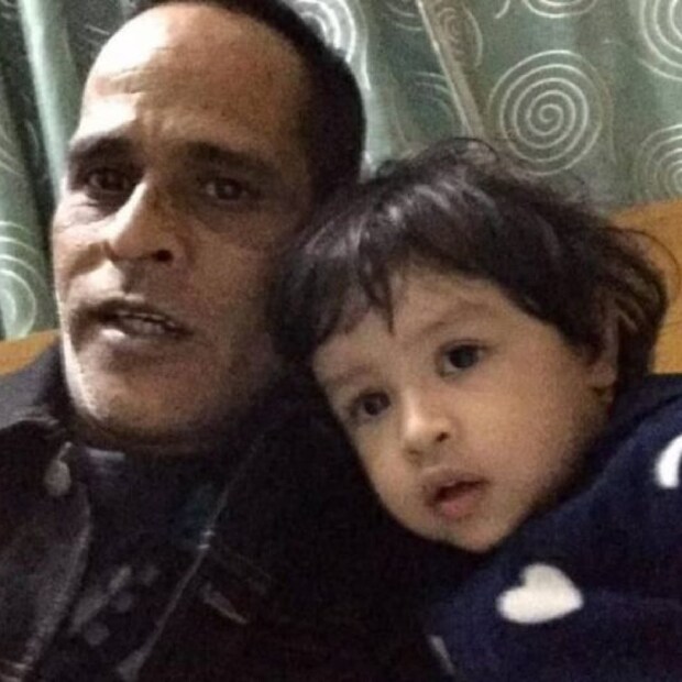 প্রচারের আলো থেকে দূরে থাকেন তিনি। ভাইয়ের সাফল্য নিয়ে কখনও তাঁর মুখে কোনও কথা শোনা যায়নি। তিনি নরেন্দ্র সিং ধোনি, মহেন্দ্র সিং ধোনির দাদা। তাঁকে সচরাচর মিডিয়ার প্রচারে দেখাই যায় না। প্রচারের আলো থেকে দূরে থাকেন তিনি। ভাইয়ের সাফল্য নিয়ে কখনও তাঁর মুখে কোনও কথা শোনা যায়নি। তিনি নরেন্দ্র সিং ধোনি, মহেন্দ্র সিং ধোনির দাদা। তাঁকে সচরাচর মিডিয়ার প্রচারে দেখাই যায় না।