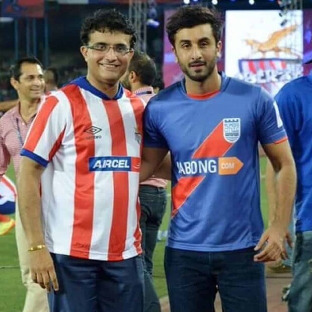 এরই মধ্য়ে শোনা যাচ্ছে, সৌরভের বায়োপিকে নাম ভূমিকায় দেখা যেতে পারে রণবীর কাপুরকে। তবে এর আগে জানা গিয়েছিল, সৌরভের বায়োপিকে অভিনয় করতে চান না রণবীর। তিনি কোনও ক্রিকেটারের বায়োপিকেই নাকি কাজ করতে চান না। রণবীর ফুটবল ভালবাসেন। সেটাই নাকি অন্যতম কারণ!
