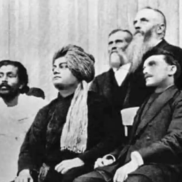 তাঁর জীবনদর্শন ও চিন্তাভাবনা যুব সম্প্রদায়ের প্রেরণা। মাত্র ২৫ বছর বয়সে তিনি সংসার ত্যাগ করে আধ্যাত্মিক জগতে প্রবেশ করেছিলেন। 