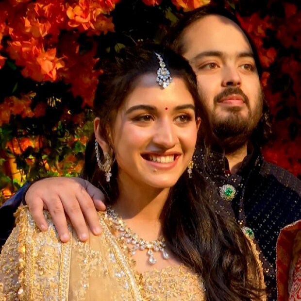 অনন্ত ও রাধিকার জীবনের এই অন্যতম সুন্দর মুহূর্তের সাক্ষী হতে এসেছিলেন বলিউডের বহু তারকা। ছিলেন রাজকুমার হিরানি, ঐশ্বর্য রাই বচ্চন, কিরণ রাও, বিধু বিনোদ চোপড়া, শ্রেয়া ঘোষালসহ অনেকেই।