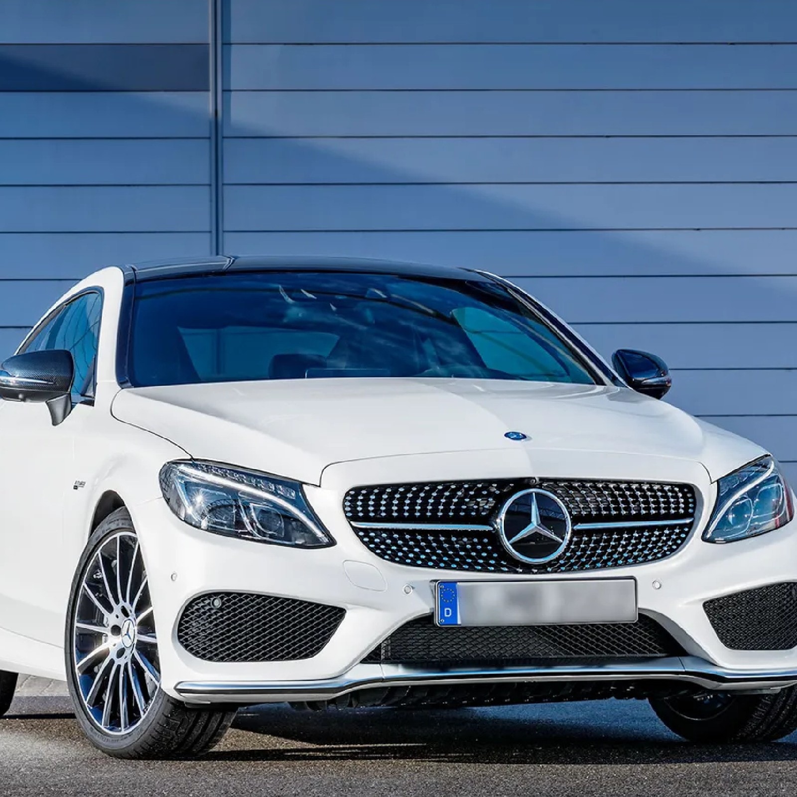 জানা গিয়েছে, বিরাট কোহলি ২.১৭ কোটি টাকার একটি BMW গাড়ি উপহার দিয়েছেন। ধোনি কাওয়াসাকি নিনজা এইচটুআর বাইক গিফট করেছেন কেএল রাহুলকে।
