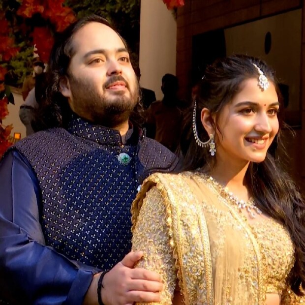 এদিন পরিবারের সদস্যরা নাচ, গান করে মাতিয়ে তুলবেন মঞ্চ। পরিবাইক সাংস্কৃতিক অনুষ্ঠানের শেষে জনপ্রিয় সঙ্গীতশিল্পী শ্রেয়া ঘোষাল গান গাইবেন অনন্ত-রাধিকার জন্য।