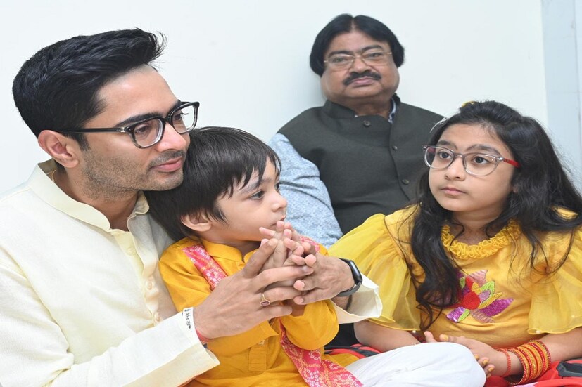 অভিষেকের মেয়ে শাঁখ বাজাচ্ছে পাশে বসে৷ আর ছেলেকে কোলে নিয়ে বসে তৃণমূল সাংসদ স্বয়ং৷ স্ত্রী ও বাবাকেও দেখা গিয়েছে ছবিতে।