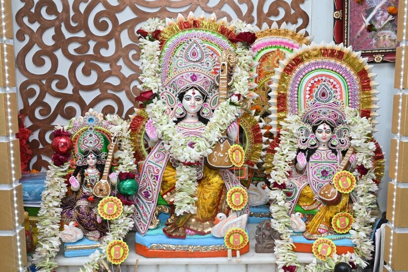 গতবছর কালীপুজোর দিনই আমেরিকা থেকে চোখের জটিল অস্ত্রোপচারের পর কলকাতায় ফিরেছিলেন অভিষেক বন্দ্যোপাধ্যায়। শহরের ফেরার পর রাতে মুখ্যমন্ত্রী মমতা বন্দ্যোপাধ্যায়ের বাড়ির কালীপুজোয় দেখা গিয়েছিল তৃণমূলের সর্বভারতীয় সাধারণ সম্পাদককে। 