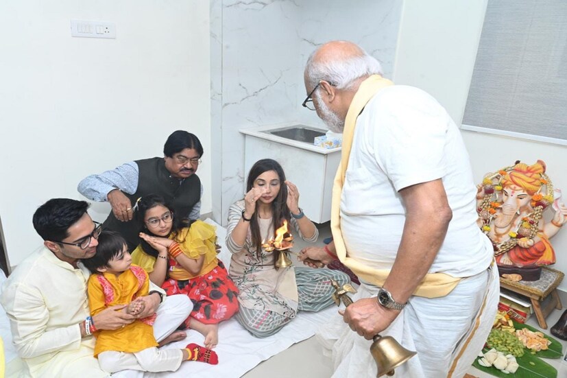 কালো চশমা পরে তাঁকে দেখা গিয়েছিল মুখ্যমন্ত্রীর হরিশ চ্যাটার্জি স্ট্রিটের বাড়িতে। জানা গেছে, পুজোয় যজ্ঞের আগুনের ধোঁয়ায় চোখের ক্ষতি পারে বলে নিজের পিসির বাড়ির পুজোয় কালো চশমা পরে এসেছিলেন।