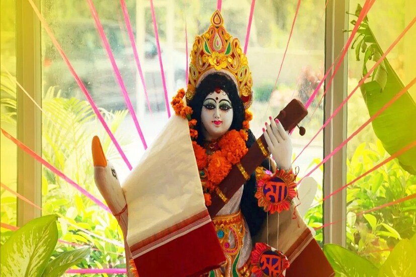তবে, এখন আর সেই পরিস্থিতি নেই। চোখের অবস্থা আগের থেকে অনেকটাই ভাল। তাই সন্তানদের নিয়ে বাড়ির সরস্বতী পুজোয় মেতেছেন তৃণমূলের সর্বভারতীয় সাধারণ সম্পাদক। 