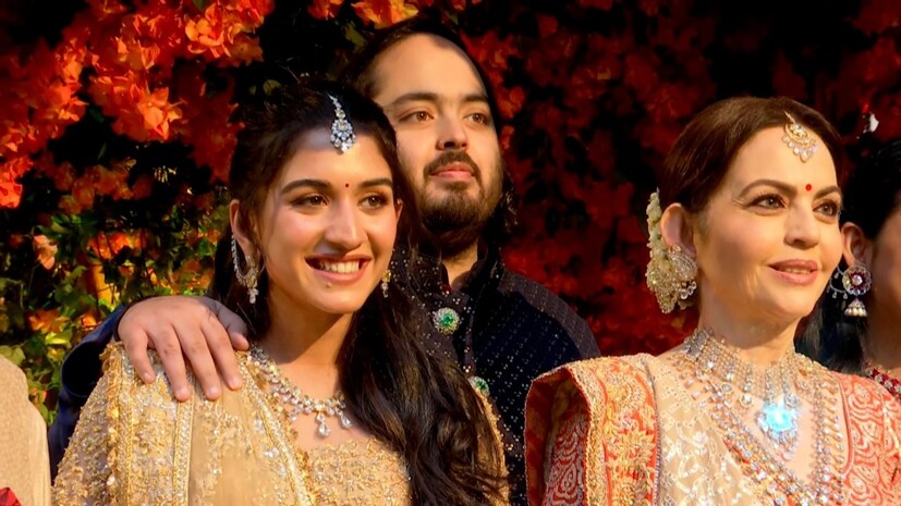 অবশেষে মহা ধুমধাম করে সম্পন্ন হল অনন্ত আম্বানি এবং রাধিকা মার্চেন্টের বাগদান পর্ব। সেই উপলক্ষেই আম্বানি পরিবারের বাড়ি অ্যান্টিলিয়াতে যেন বসেছিল চাঁদের হাট! আর ওই অনুষ্ঠানের নানা মুহূর্তই ছড়িয়ে পড়েছে সোশ্যাল মিডিয়ার পাতায়। চোখ সরানো যাচ্ছিল না হবু বর-কনের দিক থেকে। সোনালি সাজে সেজে উঠেছিলেন আম্বানি পরিবারের ছোট বৌ রাধিকা। ঠিক যেন রাজকুমারী। আর অনন্ত সেজেছিলেন মিডনাইট ব্লু আর কালোর মিশেলে। জমকালো সাজে গোটা পরিবারকে সঙ্গে নিয়ে সংবাদমাধ্যমের ক্যামেরার সামনে হাজির হয়েছিলেন অনন্ত-রাধিকা। ভক্তদের থেকে আশীর্বাদও প্রার্থনা করেন হবু দম্পতি। তাঁদেরই কিছু আদুরে মুহূর্ত বন্দি হয়েছে পাপারাৎজিদের ক্যামেরায়।