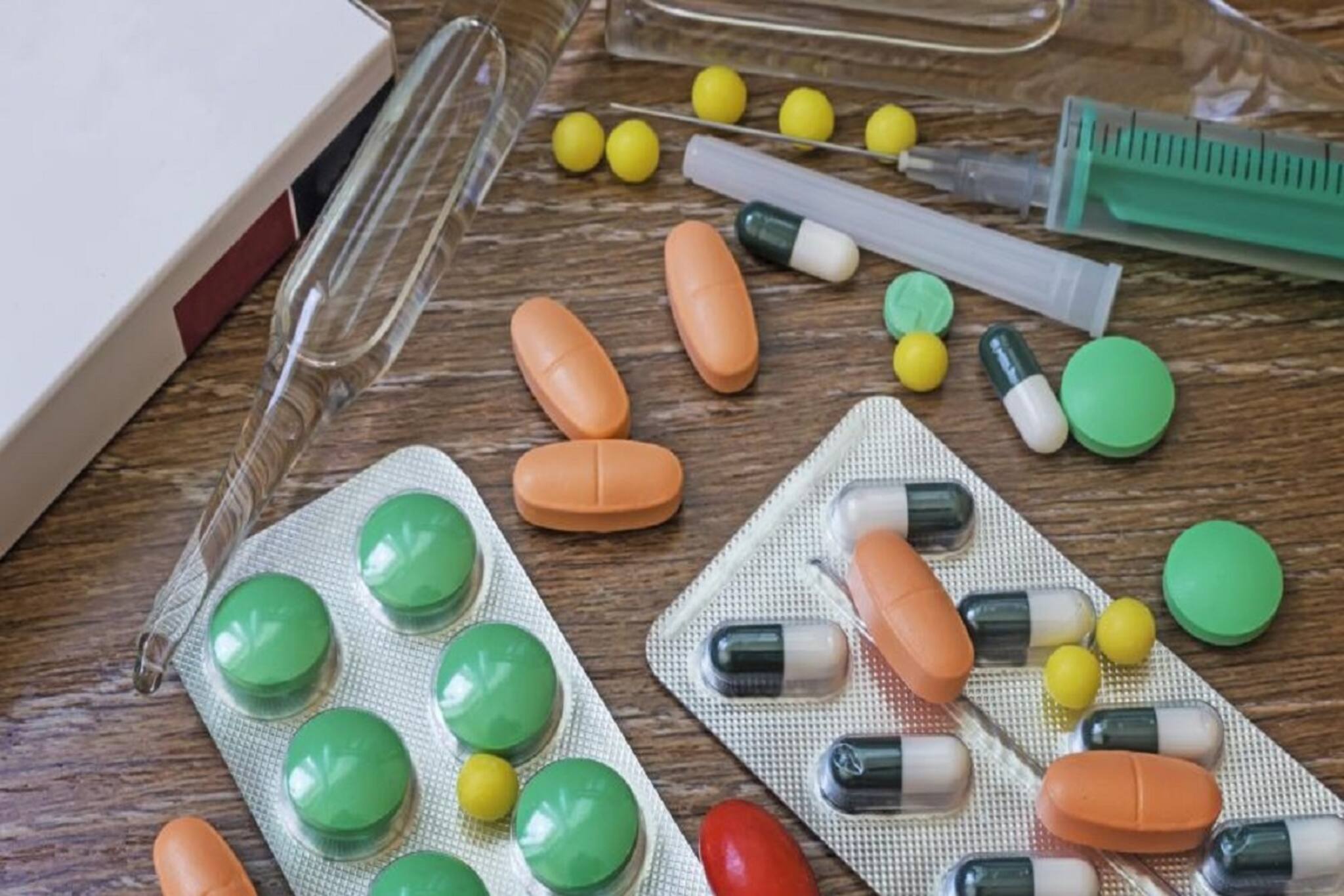 ডাক্তার না দেখিয়ে অ্যান্টিবায়োটিক খাচ্ছেন? শরীরের ক্ষতি করবেন না, বলছেন বিশেষজ্ঞ