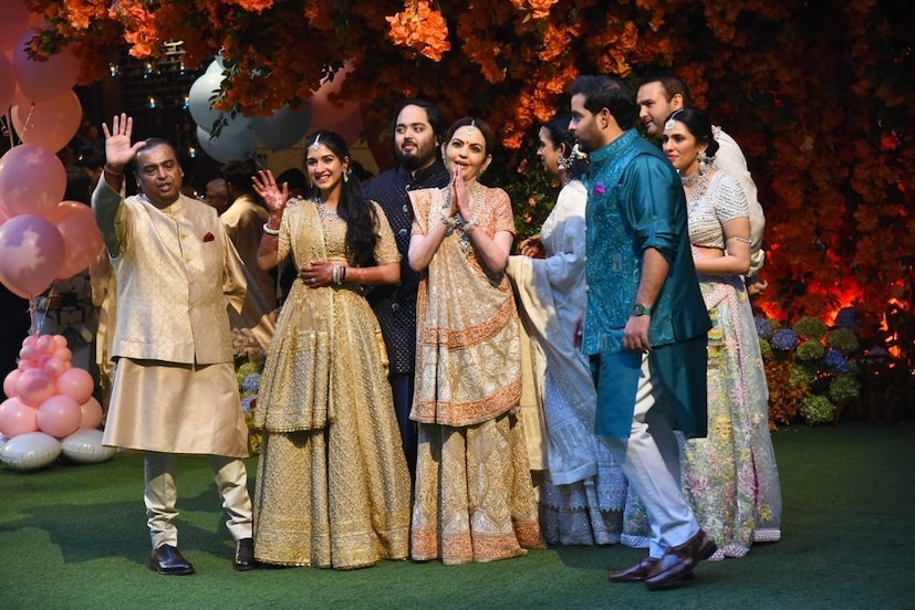 মহা ধুমধামে অনুষ্ঠিত হয় রাধিকা-অনন্তের ‘গোল ধানা’ অনুষ্ঠান। ‘গোল ধানা’ কথার অর্থ ধনে বীজ বা গোটা ধনে এবং গুড়। অনুষ্ঠানে উপস্থিত অতিথিদের দেওয়া হয় এই ধনে বীজ আর গুড়। এটি গুজরাতি বিয়ের সাবেকি রীতি, বাগদানের পরিচায়ক। গুজরাতি নিয়মামুসারে, এই অনুষ্ঠানে হবু বরের বাড়িতে পরিবারের সঙ্গে মিষ্টি এবং উপহারের ডালি নিয়ে হাজির হন কনে।