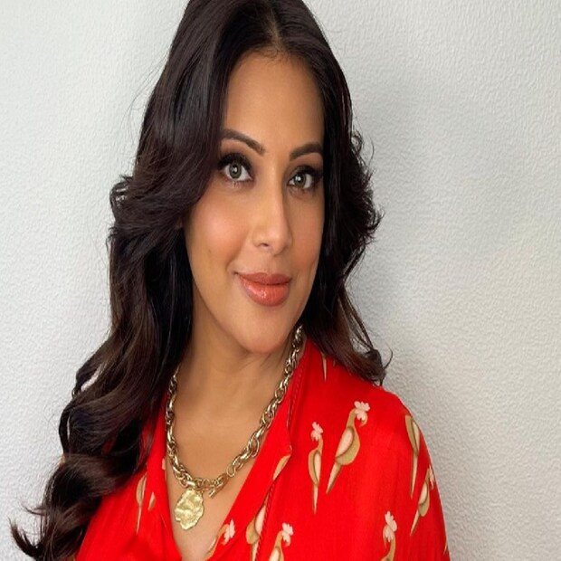 ৭ জানুয়ারি বলিউডের বহু আলোচিত বাঙালি নায়িকা বিপাশা বসুর জন্মদিন। বিউটি কুইন বেশির ভাগ সময়ই তাঁর সুপার হট লুক এবং বোল্ড স্টাইলের জন্য লাইমলাইটে থাকেন। তবে তাঁর ব্যক্তিগত জীবন নিয়েও মানুষের কৌতুহল কম নয়। সম্প্রতি প্রায় ৪২ বছর বয়সে বিপাশা জন্ম দিয়েছেন তাঁর প্রথম সন্তানের। জন্মদিনের সকালে ইনস্টাগ্রামে মেয়ের সঙ্গে একটি ছোট্ট ভিডিও ক্লিপ শেয়ার করে বিপাশা নিজেকে পৃথিবীর সব থেকে ভাগ্যবান বলে দাবি করেছেন।
