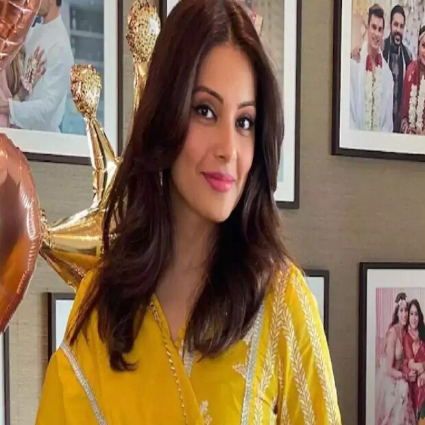 ২০১৬ সালে বিপাশা বিয়ে করেন করণ সিংহ গ্রোভারকে। টিভি তারকা করণের অবশ্য এটি প্রথম বিবাহ নয়। সাম্প্রতিক বলিউডে বিপাশা এবং করণকে বেশ ধনী দম্পতিদের মধ্যে অন্যতম হিসেবে বিবেচিত হন।