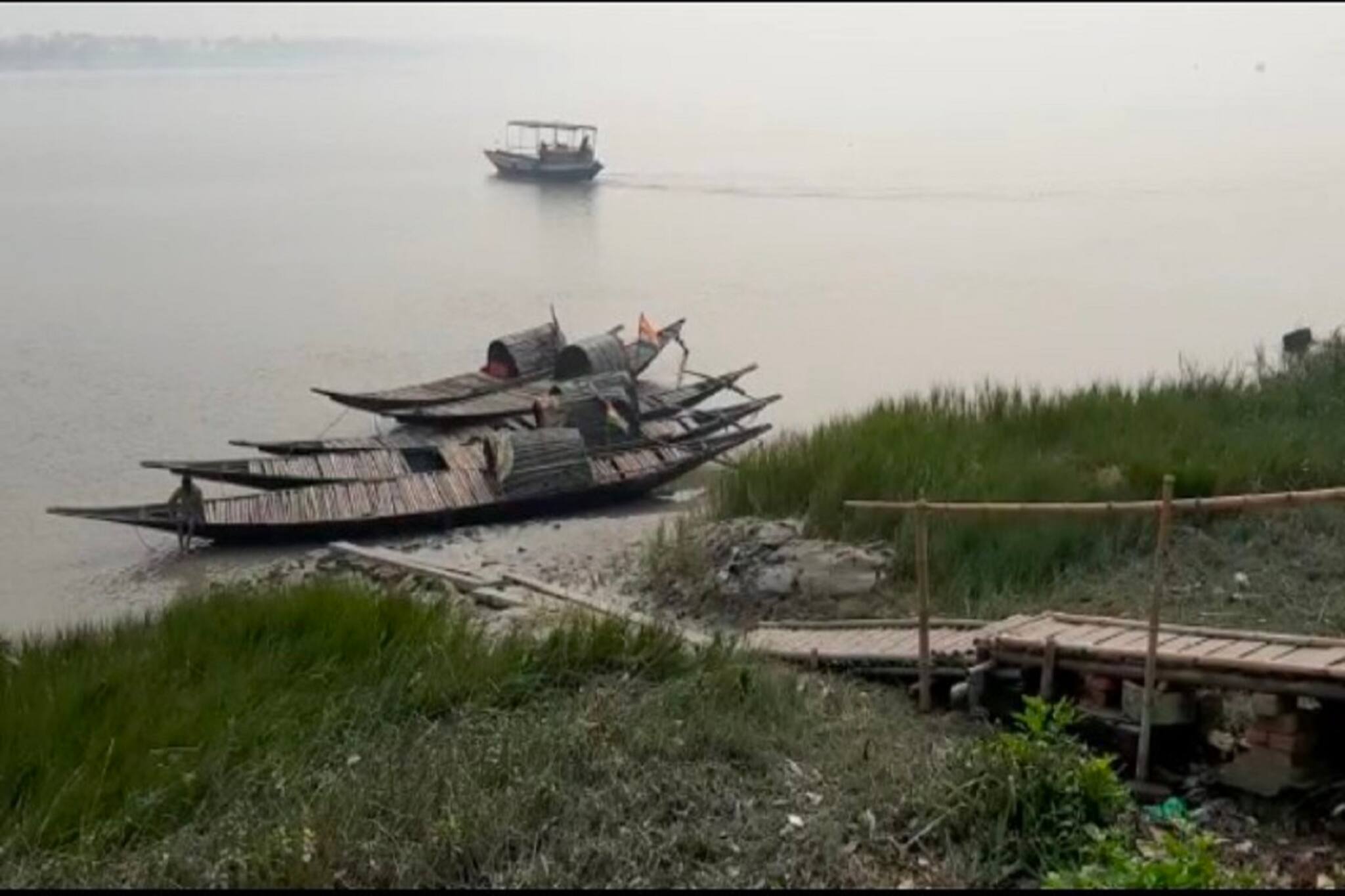 দাঁড় টানা নৌকা বেঁচে থেকে লিখতে চায় দিন বদলের গল্প