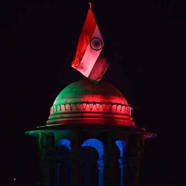   ৩,৫০০ ড্রোনের শো, সঙ্গে কৈলাস খেরের গলায় গান। শক্তি প্রদর্শন করবে হেলিকপ্টার ‘প্রচণ্ড’, দেখা যাবে হেলিকপ্টার ‘এএলএইচ ধ্রুব’ ও ‘এএলএইচ রুদ্র’-র দাপট। প্রজাতন্ত্র দিবস উপলক্ষে সেজে উঠেছে রাজধানী দিল্লি।