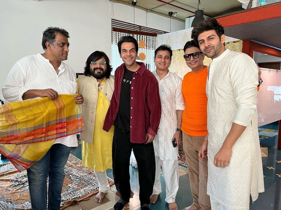  প্রত্যেক বছরই ধুমধাম করে সরস্বতী পুজো করেন অনুরাগ বসু। মুম্বইয়ে তাঁর বাড়িতে হাজির হয়েছিলেন বলিউডের তাবড় তারকারা।