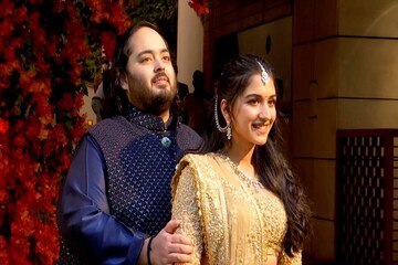 সপরিবার মুকেশ আম্বানি, অনন্ত-রাধিকার বাগদানের চোখ-ধাঁধানো আয়োজন, দেখুন