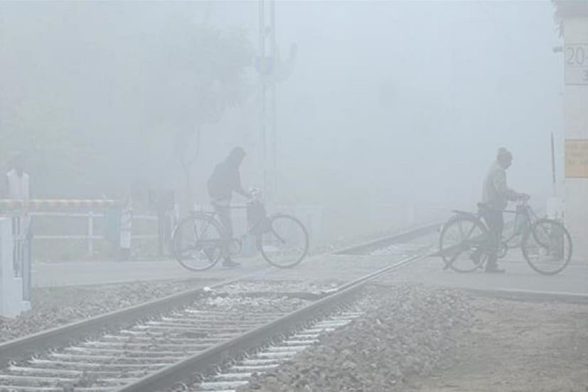 এদিকে এই সপ্তাহেও একাধিক এলাকায় কুয়াশার দাপট জারি থাকবে৷ যার জেরে দৃশ্যমানতা কমে যাবে৷ দিল্লি, অমৃতসর, লুধিয়ানা বারণসীতে দৃশ্যমানতা থাকবে মাত্র ৫০ মিটার৷