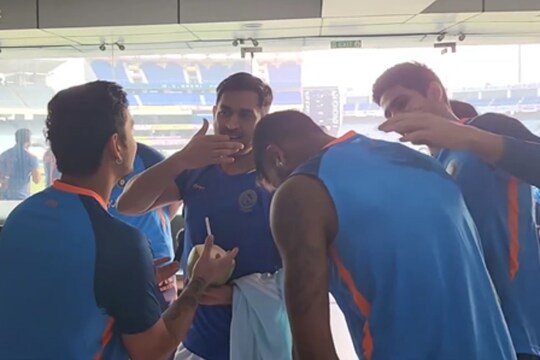 ভারতীয় দলের ড্রেসিং রুমে ধোনি