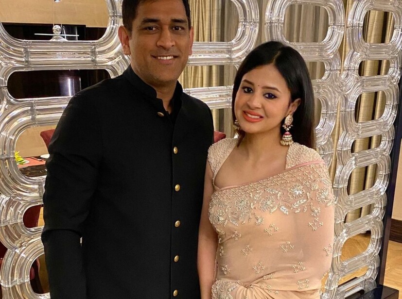 এমএস ধোনি যখন প্রথম সাক্ষীকে মেসেজ করেছিলেন, তখন সাক্ষী ভেবেছিলেন কেউ তাঁর সঙ্গে রসিকতা করার চেষ্টা করছেন। আসলে সাক্ষী বিশ্বাসই করতে পারেননি যে ধোনি নিজেই তাঁকে মেসেজ করবেন। পরে ক্রমে ক্রমে সাক্ষীর ভুল ভাঙলে দুজনের মধ্যে কথাবার্তা শুরু হয়। প্রায় আড়াই বছর তাঁরা একে অপরকে ডেট করেছেন। এই সময়ে ধোনি মিডিয়ার থেকে নিজের সম্পর্ক একেবারেই গোপন রেখেছিলেন। পরে পরিবারের সদস্যদের সম্মতিতে বিয়ে হয় দুজনের। এই দম্পতির একটি মেয়েও রয়েছে। সাক্ষী ও ধোনির নিজেদের মেয়ের নাম রেখেছেন জিভা।