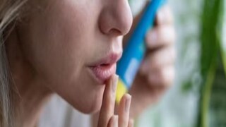 বারো মাস ঠোঁট ফাটা থাকে? লিপস্টিকের মত গোলাপী আভা পেতে ব্যবহার করুন এই ঘরোয়া মাস্ক বারো মাস ঠোঁট ফাটা থাকে? লিপস্টিকের মত গোলাপী আভা পেতে ব্যবহার করুন এই ঘরোয়া মাস্ক