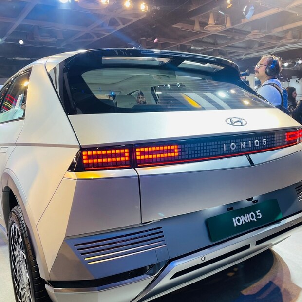 অটো এক্সপো ২০২৩-এ দেখা গেল Hyundai Ioniq 6 ইলেকট্রিক মডেল। অর্থাৎ এই গাড়ি নিয়ে আরামসে একবার চার্জে কলকাতা থেকে শিলিগুড়ি যেতে পারবেন।