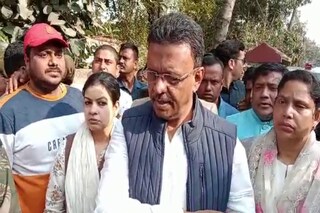 ক্ষতিপূরণের চেক তুলে দিলেন ফিরহাদ হাকিম