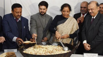 বাজেটের আগে হালুয়া অনুষ্ঠান। ফাইল ছবি
বাজেটের আগে হালুয়া অনুষ্ঠান। ফাইল ছবি