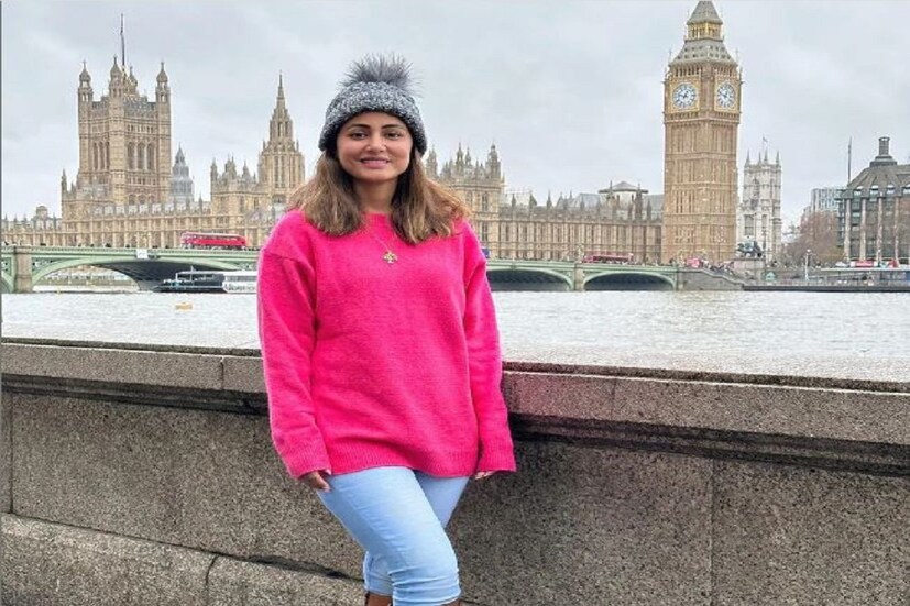 গোলাপি সোয়েটার, উলের টুপি আর নি-হাই বুটস-এ হিনা খান