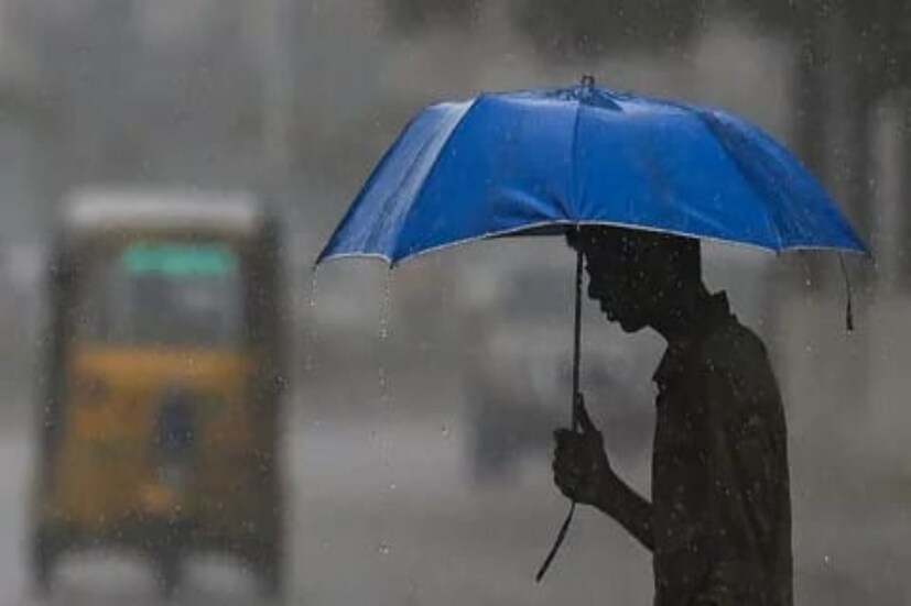 কথায় বলে, মাঘের শীত বাঘের গায়ে। এহেন মাঘ মাসেই এবার শীতের কাঁপুনির দোসর বৃষ্টি। আর তাতেই অশনি সংকেত দেখা দিচ্ছে। মৌসম বিভাগের বিশেষজ্ঞরা বলেন, আরও একবার পরিবর্তিত হতে চলেছে উত্তর ভারতের আবহাওয়া।