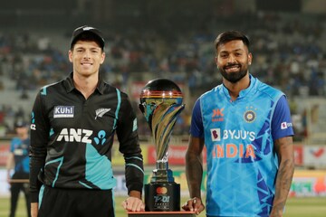 কনওয়ে ও মিচেলের ব্যাটে লড়াইয়ে থাকল কিউইরা, ভারতের টার্গেট ১৭৭ রান