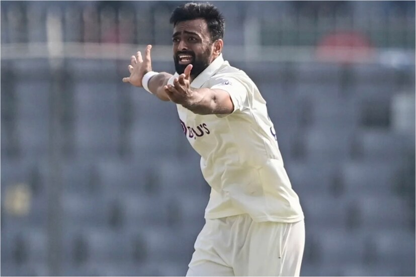 সৌরাষ্ট্র ক্রিকেট অ্যাসোসিয়েশন স্টেডিয়ামে মঙ্গলবার থেকে দিল্লি বনাম সৌরাষ্ট্র ম্যাচ শুরু হয়েছে। সেখানে প্রথম ওভারেই পরপর দিল্লির টপ অর্ডারের ৩ জন ব্যাটসম্যানকে আউট করেন জয়দেব উনাদকাট। 