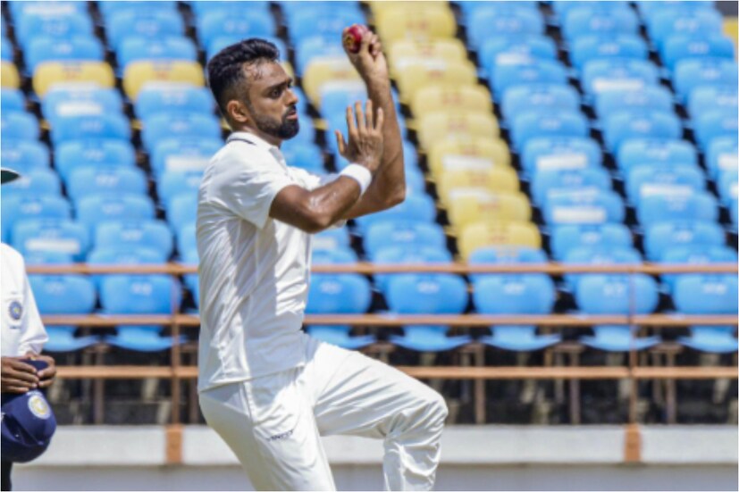 প্রথম ওভারের তৃতীয় বলে দিল্লির ওপেনার ধ্রুব শোরেকে বোল্ড করেন তিনি। পরের বলে বৈভব রাওয়াল ক্যাচ দেন হার্ভিক দেশাইয়ের হাতে। পঞ্চম বলে দিল্লির অধিনায়ক যশ ধুলকে এলবিডব্লুই আউট করেন জয়দেব উনাদকাট।