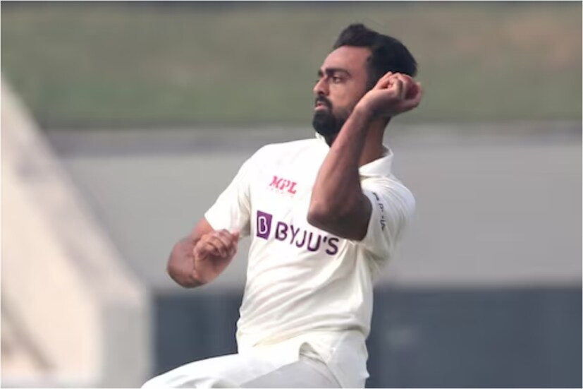 স্কোরবোর্ডে এক রান যোগ হওয়ার আগেই ৩ উইকেট পড়ে যায় দিল্লির। মাত্র ৫ বলের মধ্যে হ্যাটট্রিক করার দুর্দান্ত কৃতিত্ব অর্জন করেন উনাদকাট। রঞ্জি ট্রফির ইতিহাসে প্রথম বোলার হিসেবে ম্যাচের প্রথম ওভারেই হ্যাটট্রিক করলেন সৌরাষ্ট্রের পেসার।