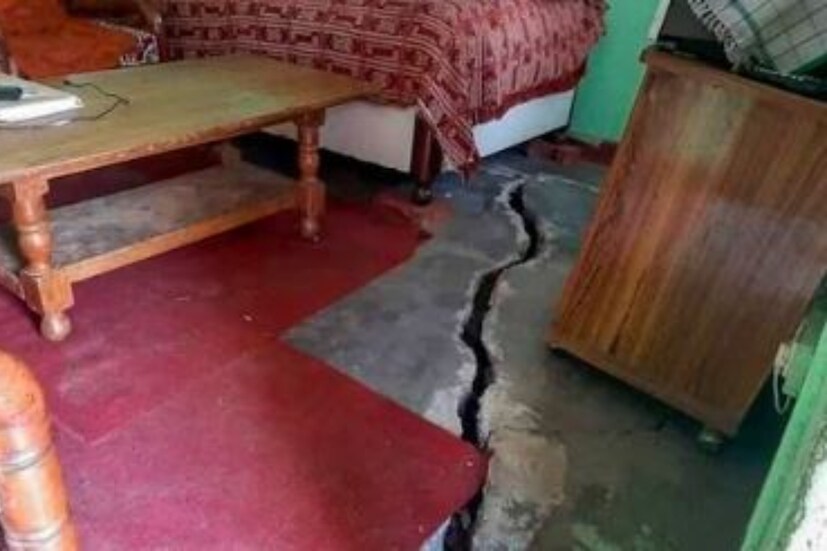 ২০২২ সালের ২ জানুয়ারিতে ভূমিধসের বিষয়টি বাড়তে থাকে। দেখা গিয়েছে, দ্রুতগতিতে মধ্য জোশীমঠের মাটি সরে যাচ্ছে। সেনা হেলিপ্যাড ও মন্দিরের আশেপাশে ব্যাপক পরিমাণে মাটির ধস নামছে। যোশীমঠ-আউলি রোডের কাছে ২১৮০ মিটার উচ্চতা থেকে মাটিতে ফাটল ধরা শুরু হয়েছে।