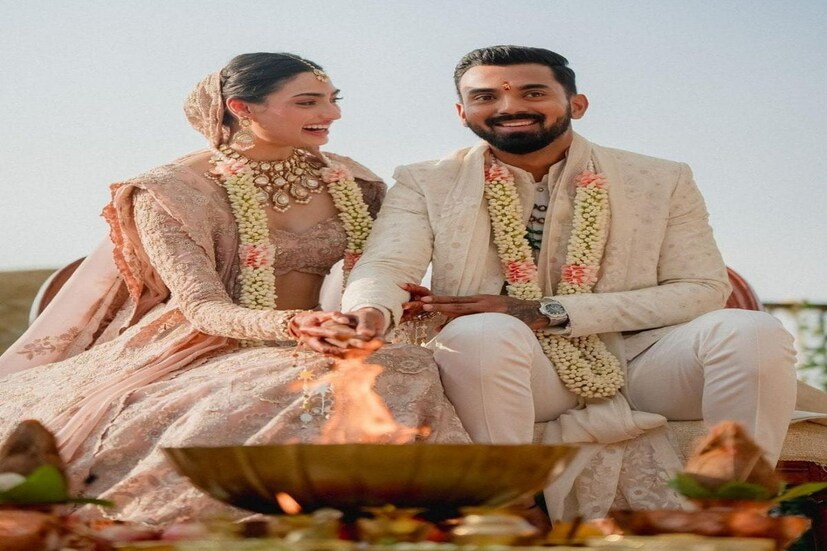 কে এল রাহুল এবং আথিয়া শেট্টি অবশেষে সাতপাকে বাঁধা পড়লেন। রাহুল, আথিয়ার বিয়ের পরই সংবাদমাধ্যমের সামনে আসেন কনের বাবা সুনীল শেট্টি এবং ভাই আহান শেট্টি। রাহুল, আথিয়ার বিয়েতে পাপারাৎজি যেভাবে সাহায্য করেছেন, তার জন্য ধন্যবাদ জানান সুনীল শেট্টি।