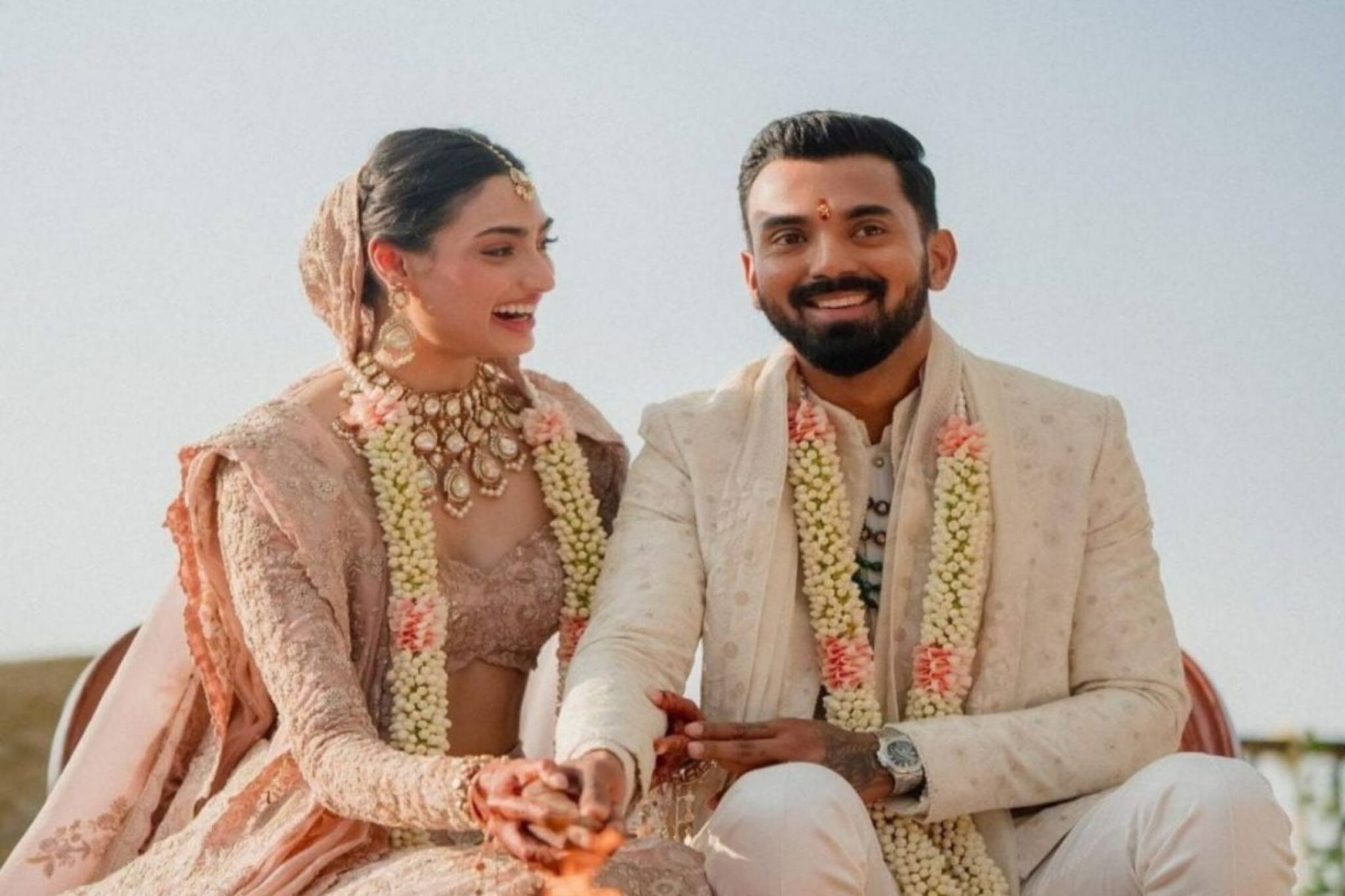 ছাদনাতলায় চার হাত এক...! সাতপাকে বাঁধা পড়লেন কেএল রাহুল-আথিয়া শেট্টি!