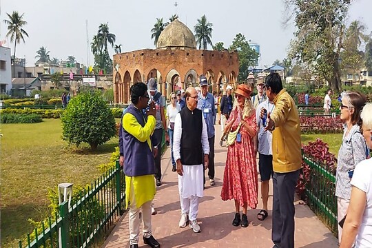 কালনা ভ্রমণে বিদেশি পর্যটক