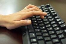 কেন তৈরি হয়েছিল QWERTY কি-বোর্ড? ABCD-র লে-আউট বদলে দিলেই বা কী হবে?