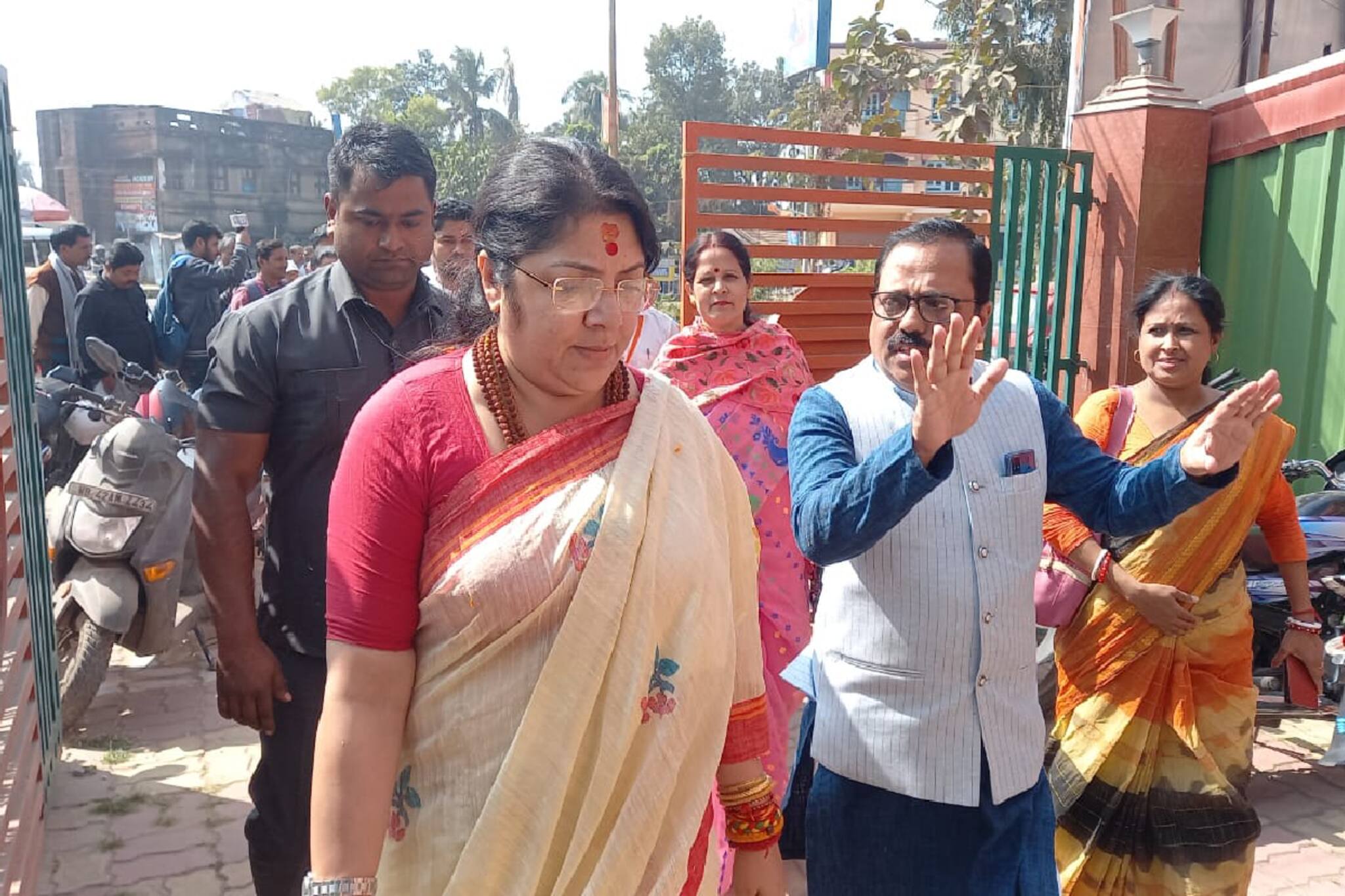 'ডিএ না দিয়ে মেলা-খেলায় টাকা ওড়াচ্ছে এই সরকার', তৃণমূলকে ফের নিশানা লকেটের