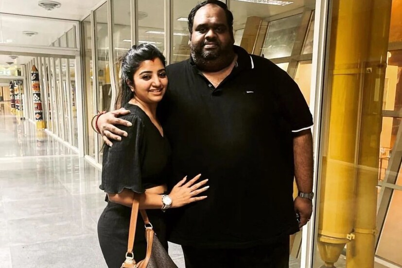 'উই আর নট মেড ফর ইচ আদার, উই আর ম্যাড ফর ইচ আদার।' অর্থাৎ আমরা একে অপরের জন্য জন্মাইনি, একে অপরের জন্য পাগল। এমনই বার্তা ঘুরছে সোশ্যাল মিডিয়ায়। যার কেন্দ্রে রয়েছেন মহালক্ষ্মী এবং রবীন্দ্র চন্দ্রশেখরন।