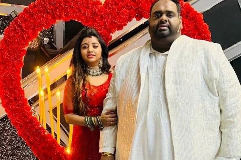 তাঁদের বিয়ের একটি ছবি। লাল লহেঙ্গায় মহালক্ষ্মী। সাদা কুর্তা পাজামায় রবীন্দ্র। স্বামীর হাত ধরে নায়িকা। সেখানে লেখা, 'উই আর নট মেড ফর ইচ আদার, উই আর ম্যাড ফর ইচ আদার।'