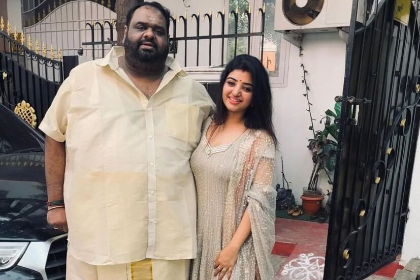 কারণ তাঁদের প্রেম, আদরে মাখা ছবিগুলিতে অধিকাংশের নজর পড়েছে নায়িকার স্বামীর চেহারায়। তথাকথিত সৌন্দর্যের সংজ্ঞায় না পড়তেই মহালক্ষ্মীর স্বামীকে নিয়ে হাসি ঠাট্টা শুরু।